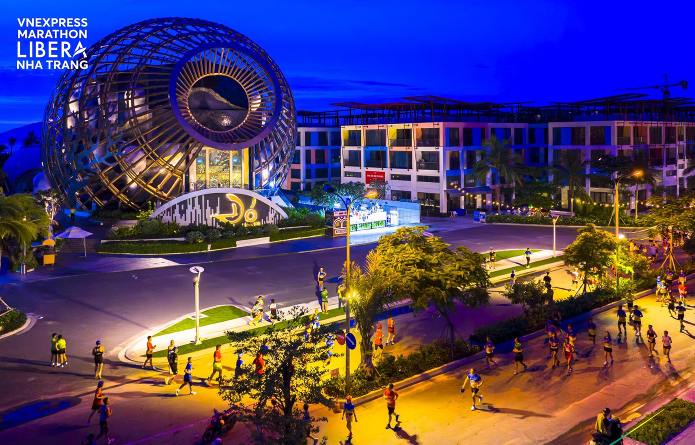 ការប្រណាំងឆ្លងកាត់ Libera Nha Trang គឺជាលក្ខណៈពិសេសថ្មីនៃ VnExpress Marathon នៅឆ្នាំនេះ។ ចម្ងាយពីរគឺ 42 និង 21km អ្នករត់ប៉ាន់ប្រមាណ 6,000 រត់កាត់តំបន់ទីក្រុងឆ្នេរសមុទ្រ 44 ហិកតា។ ការប្រណាំងឆ្លងកាត់តំបន់ទីក្រុងនេះឆ្លងកាត់ដោយរោងមហោស្រព Do ដែលជាអគារនិមិត្តសញ្ញា ផ្ទះជាជួរ ទីលាន Trong Dong និងតំបន់ La Tien Villa ដែលកំពុងតែមានរូបរាងជាបណ្តើរៗ។ image001.jpg