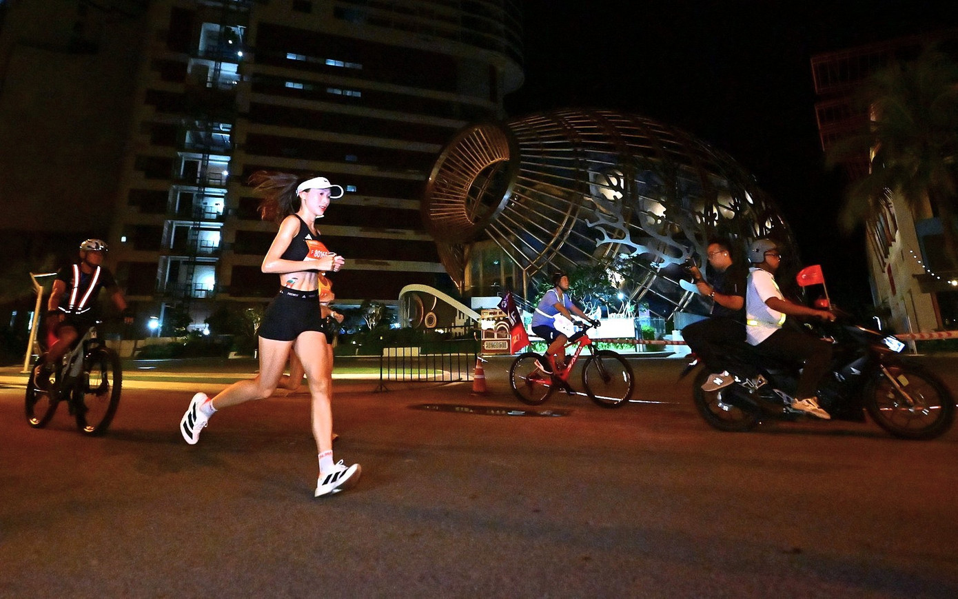 ជើងឯក 21km កីឡាករ Nguyen Khanh Ly បានរត់កាត់សាល Do នៅម៉ោង 4:40 ព្រឹក។ តាមពីក្រោយ Khanh Ly ជាប់លេខ២ Tran Duyen។ image005.jpg