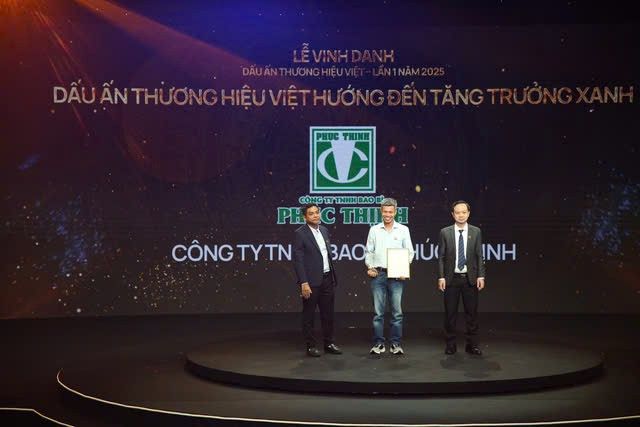 Ông Nguyễn Trọng Hoàng- Giám đốc điều hành đại diện công ty nhận giải tại sự kiện. image001-7665.jpg