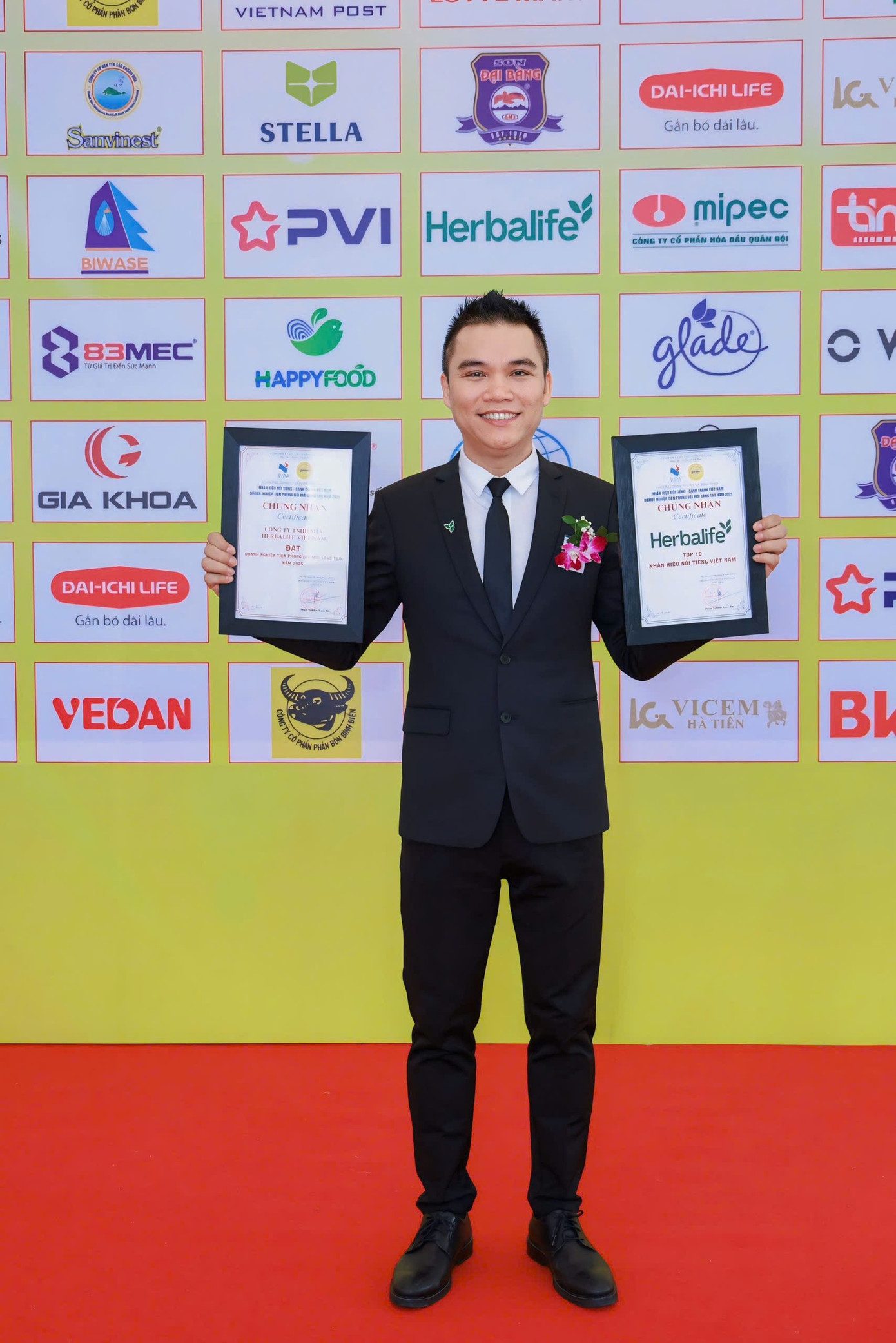 Đại diện Herbalife tại sự kiện vinh danh Nhãn Hiệu Nổi Tiếng Việt Nam & Doanh Nghiệp Tiên Phong Đổi Mới Sáng Tạo Năm 2025 image007-938.jpg