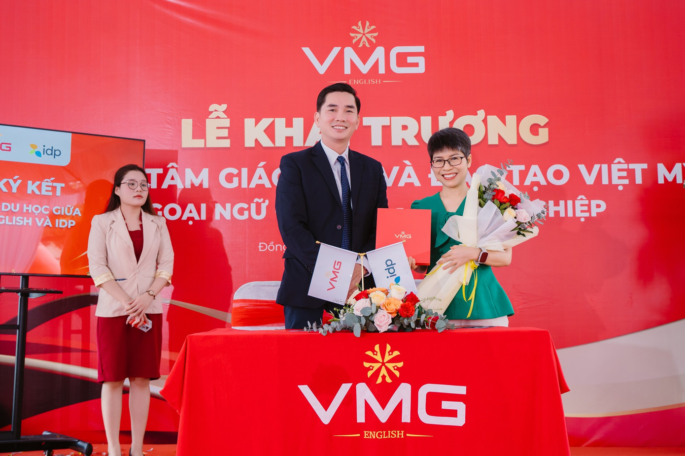 ពេលវេលានៃការចុះហត្ថលេខាលើកិច្ចព្រមព្រៀងសហប្រតិបត្តិការរវាង VMG និង IDP Education Vietnam ។ image005.jpg