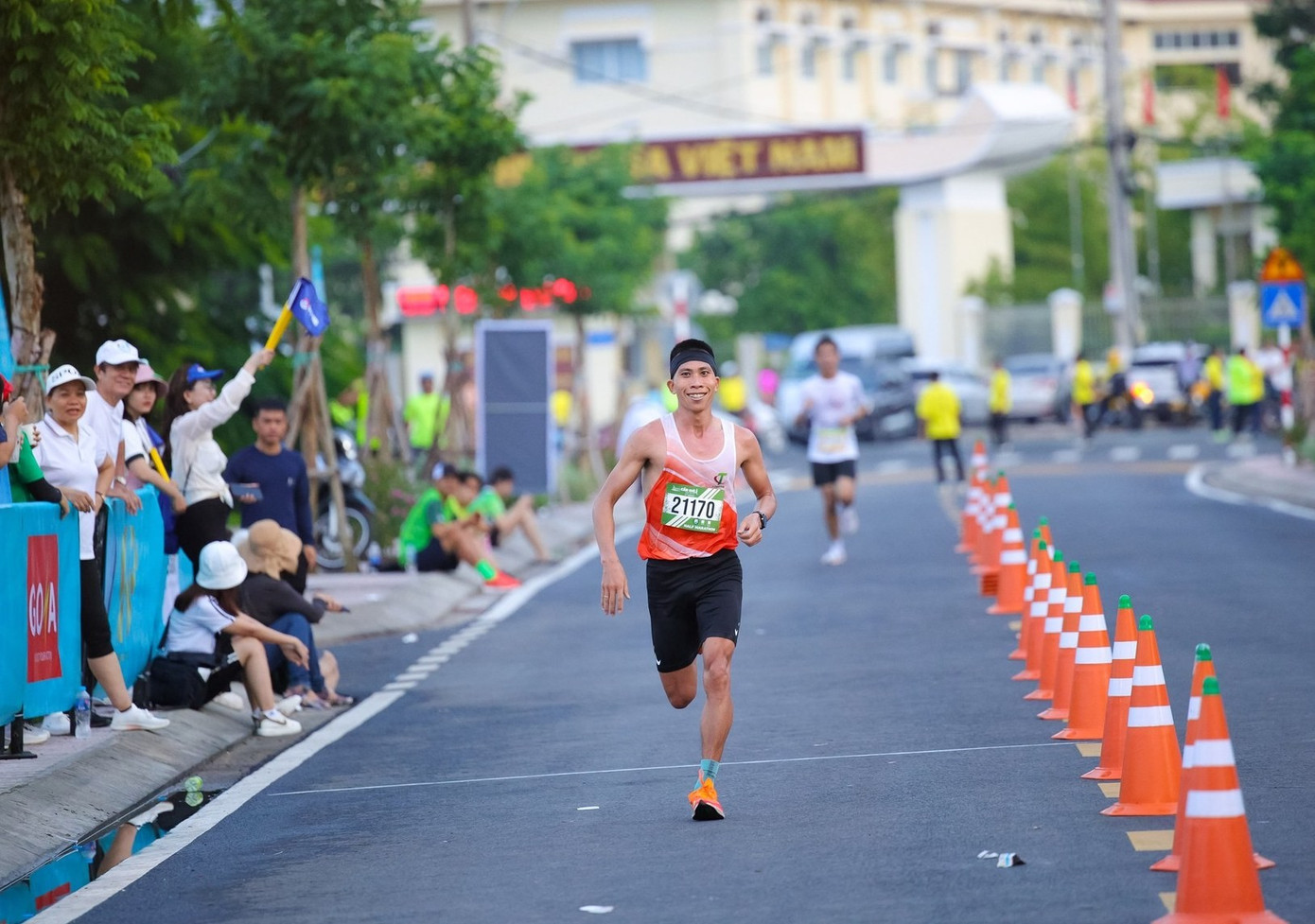 Truong Van Tam ជាម្ចាស់បណ្តុំនៃចំណងជើងដ៏ធំនៅក្នុងការរត់ម៉ារ៉ាតុងក្នុងស្រុក។ 2van-tam.jpg