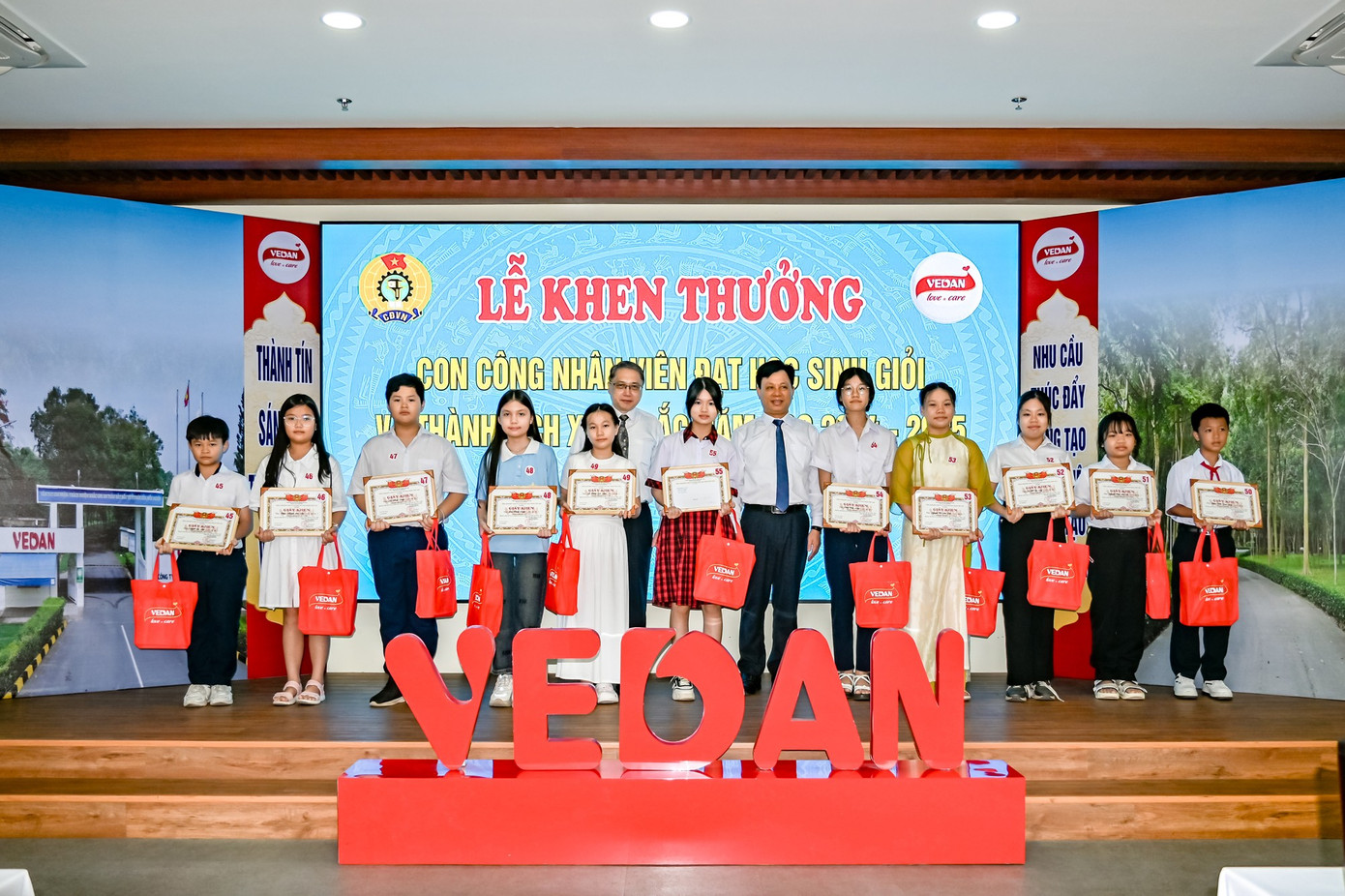 tong-giam-doc-vedan-viet-nam-ong-ni-chih-hao-va-chu-tich-cong-doan-ong-pham-trung-thuyen-trao-hoc-bong-va-phan-thuong-cho-con-em-can-bo-cong-nhan-vien.jpg