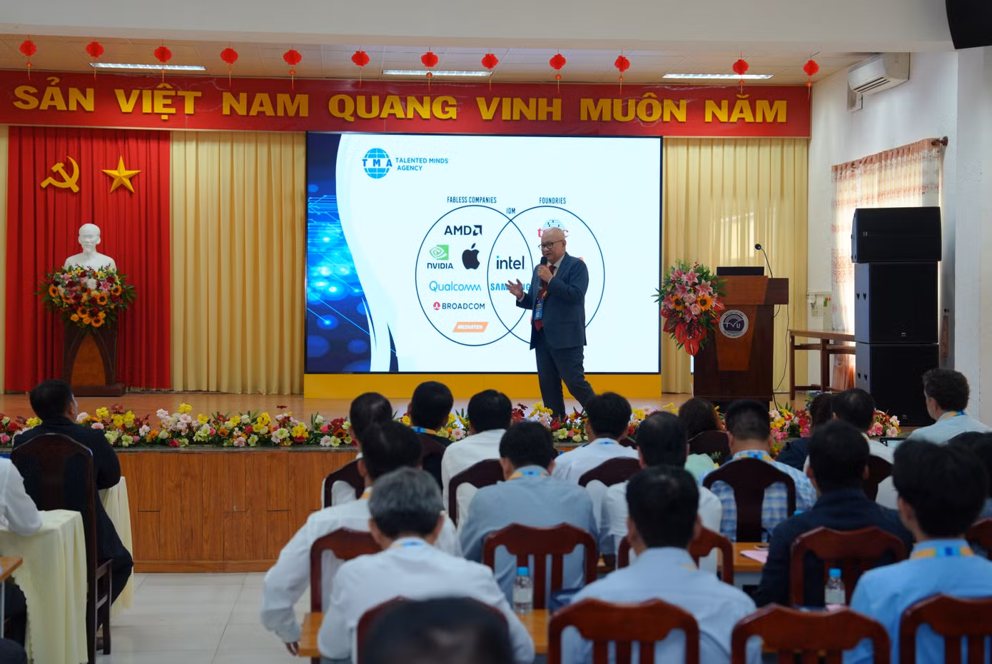 anh-2-dien-gia-thuyet-trinh-tai-hoi-thao.jpg