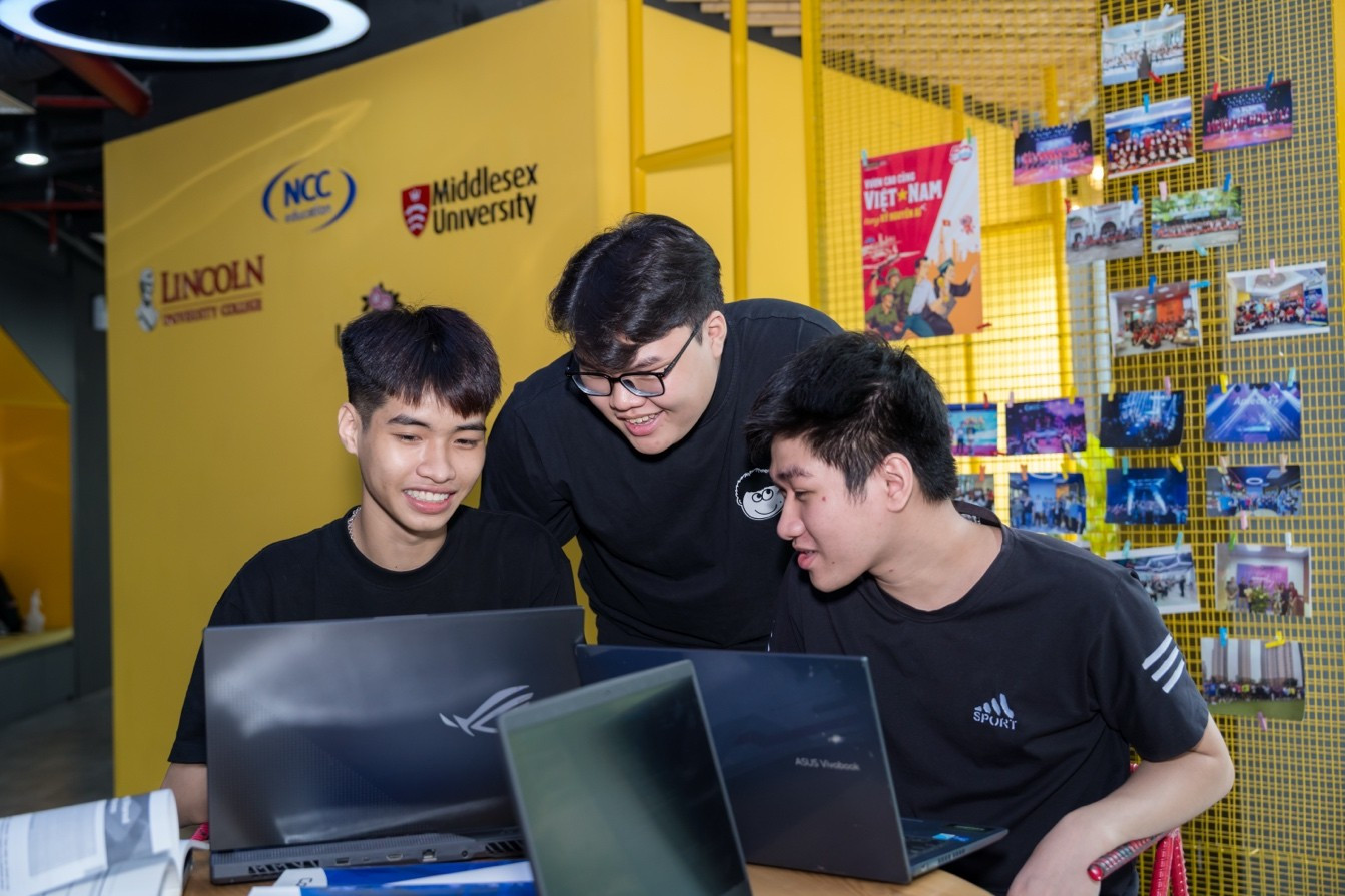 Sinh viên Aptech hào hứng trao đổi về bài tập nhóm image001-1973.jpg