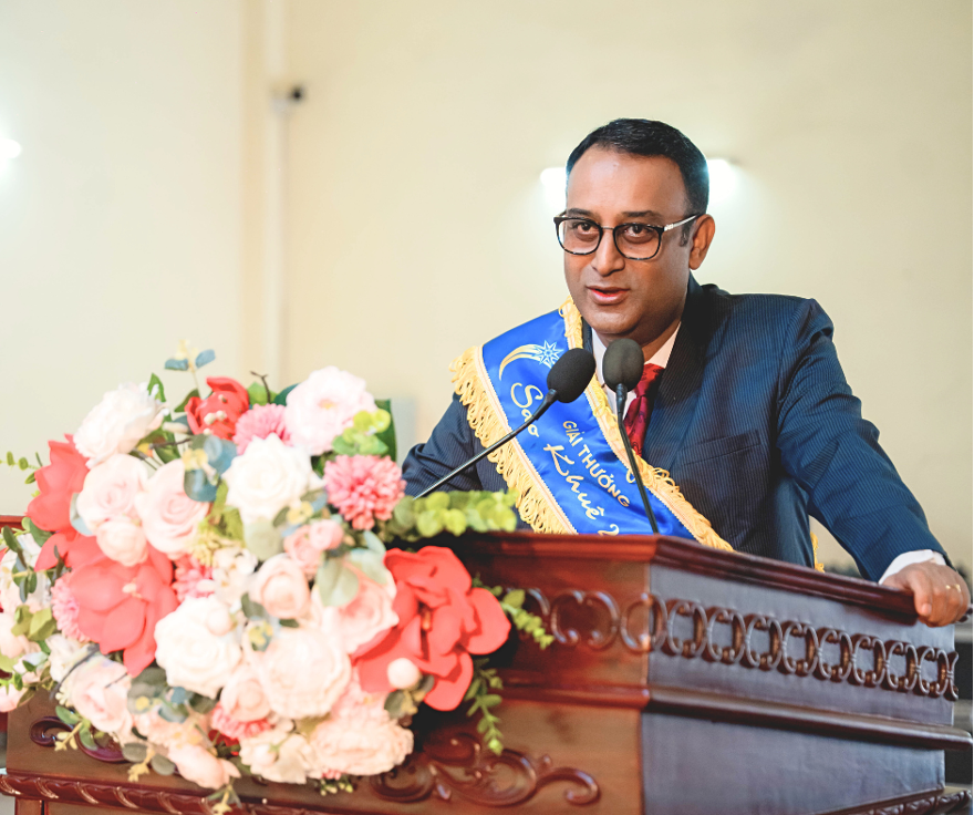 Ông Kallol Mukherjee đại diện Aptech nhận cúp và chứng nhận Sao Khuê 2025. image005-1097.png