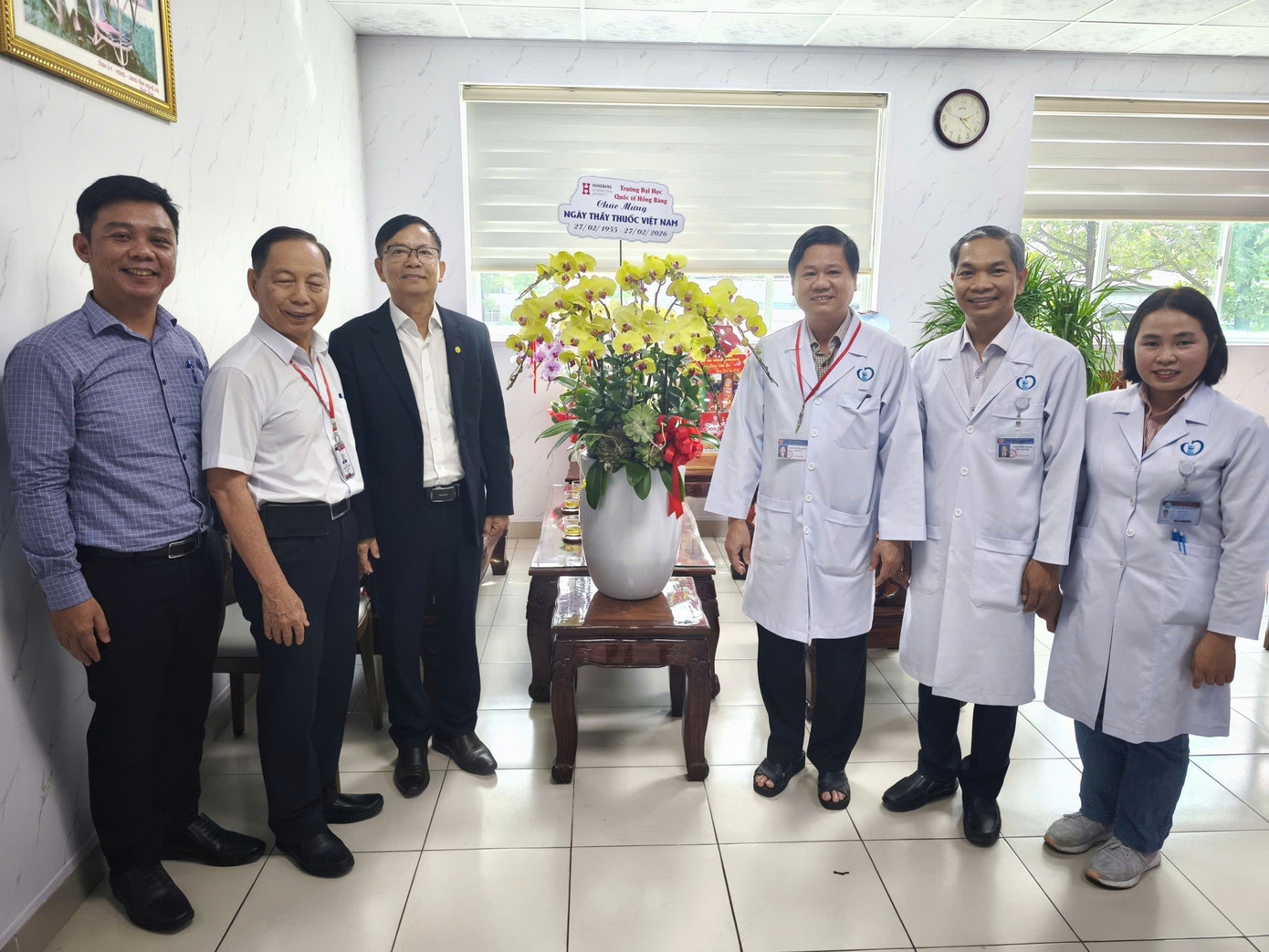 pic-2-truong-dai-hoc-quoc-te-hong-bang-chuc-mung-benh-vien-thong-nhat-dong.jpg