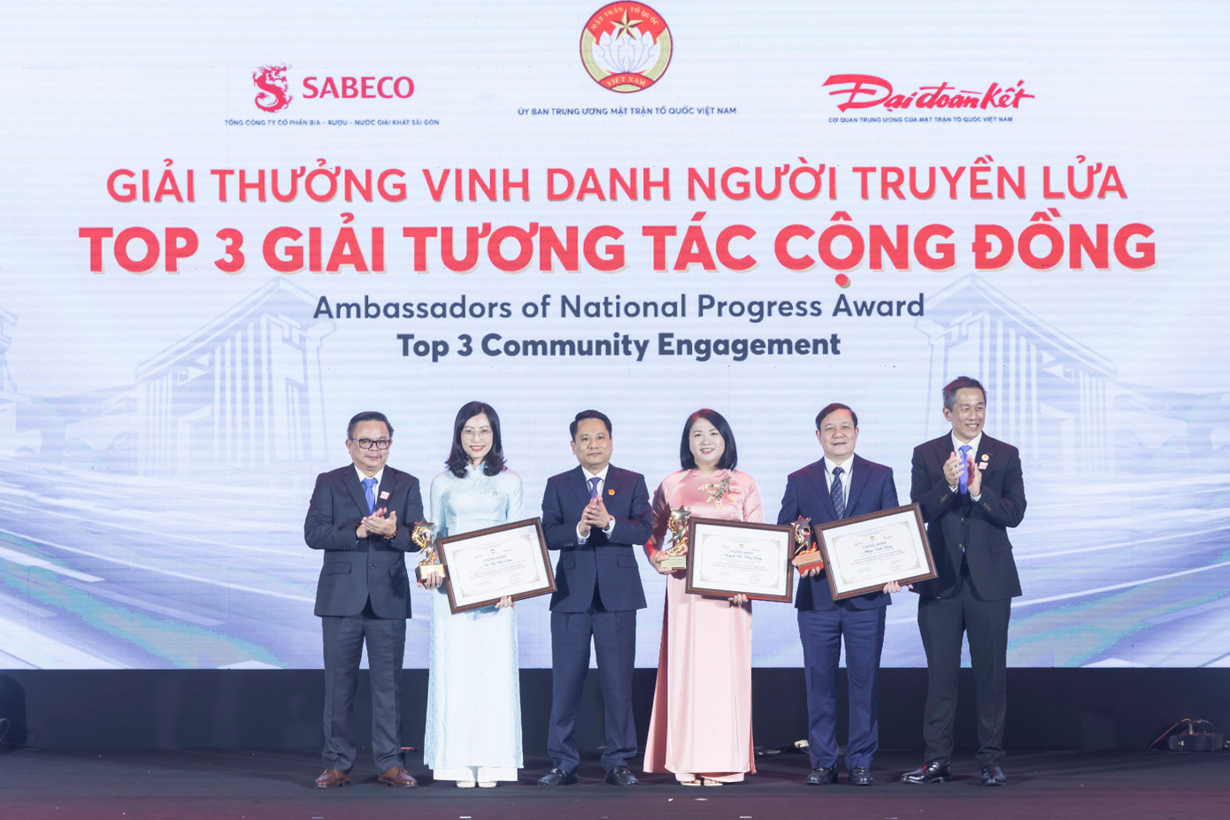 dai-dien-sabeco-va-bao-dai-doan-ket-trao-giai-top-3-tuong-tac-cong-dong-1.jpg