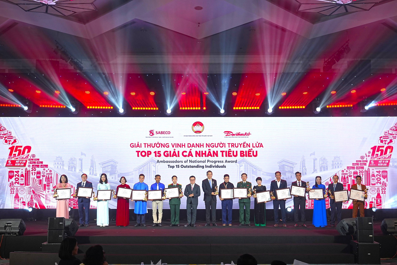 dai-dien-sabeco-va-bao-dai-doan-ket-trao-giai-top-15-giai-ca-nhan-tieu-bieu.jpg