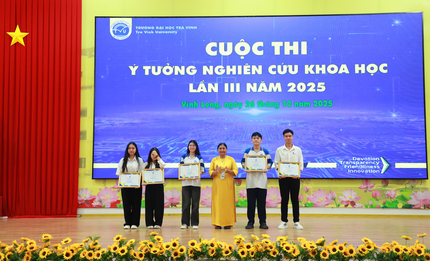 Dr. Thach Thi Dan - Naib Pengetua Universiti Tra Vinh menganugerahkan hadiah kepada pelajar yang menang. dh-tra-vinh-1.jpg