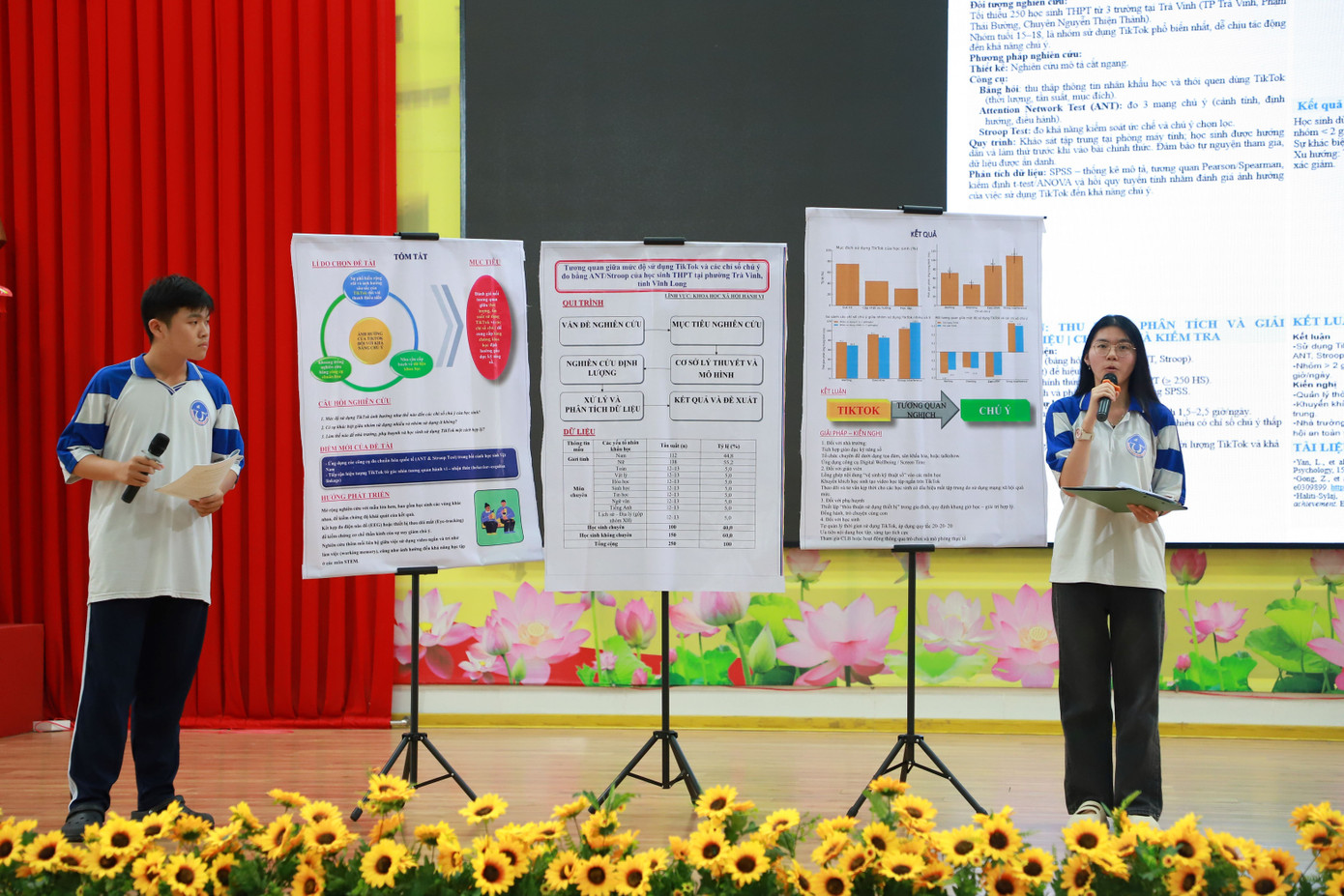 Pelajar membentangkan penyertaan mereka. dh-tra-vinh-3.jpg