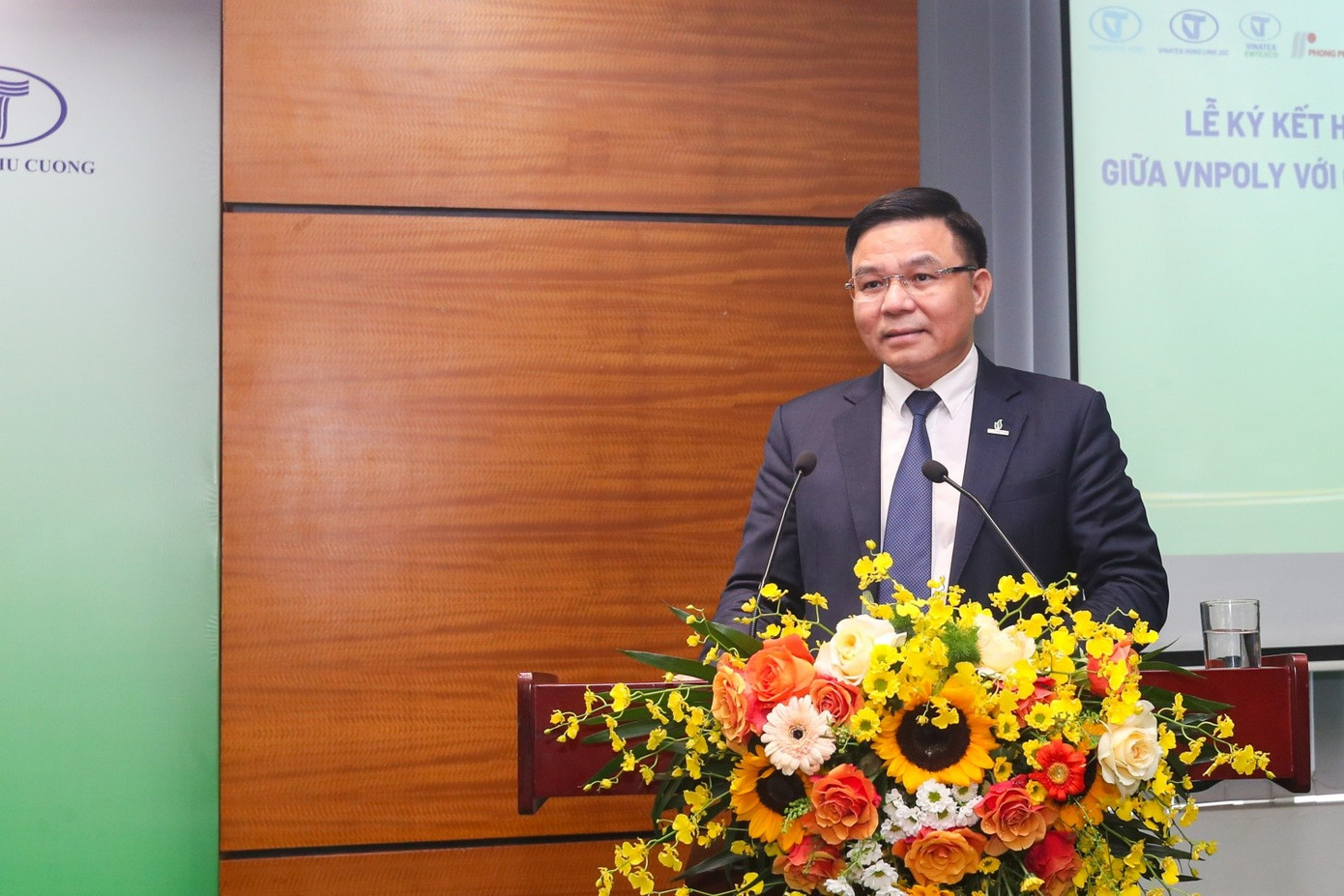 Chủ tịch HĐTV Petrovietnam Lê Mạnh Hùng: Sự hợp tác giữa VNPOLY và các đơn vị trực thuộc của VINATEX để cùng nâng cao khả năng cạnh tranh của các bên trên thị trường trong nước cũng như quốc tế. a3.jpg