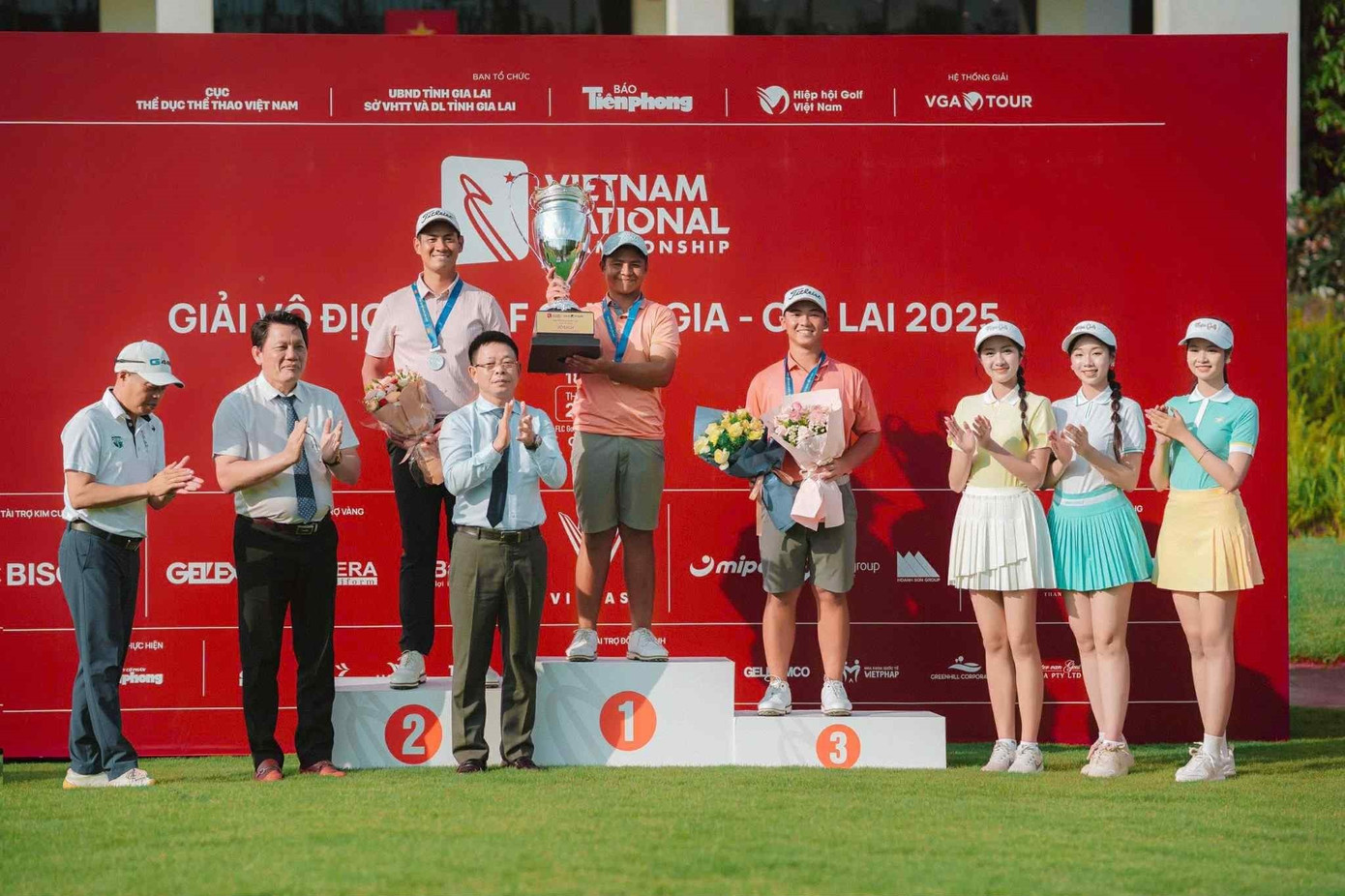 Nguyen Tuan Anh (1 numaralı podyumun ortasında duruyor), Ulusal Golf Şampiyonası - Gia Lai 2025'in erkekler kategorisinin şampiyonu oldu. 3.jpg