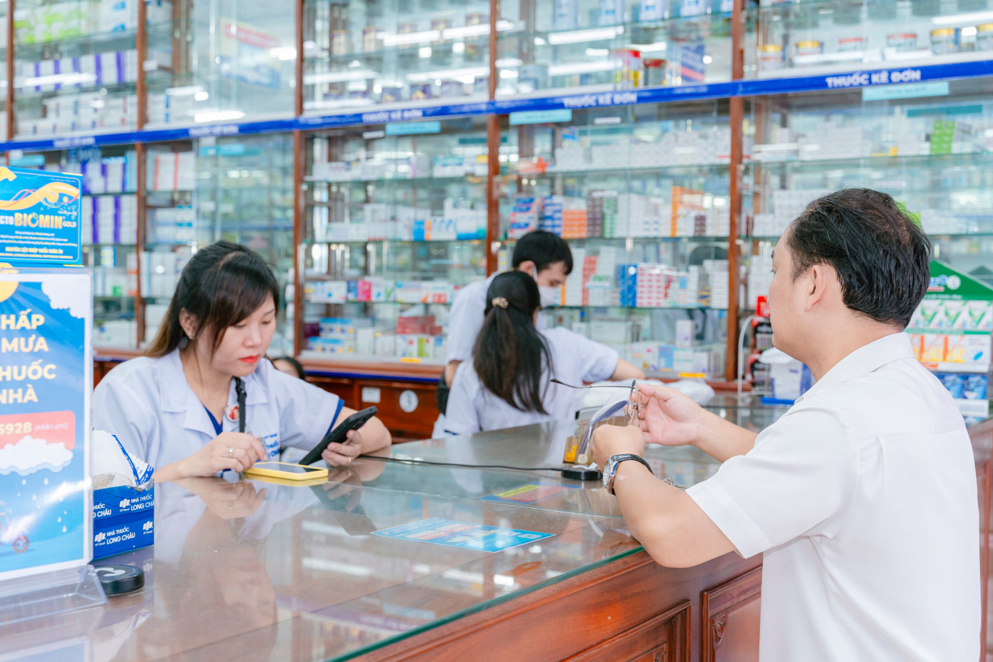 Với mạng lưới 2.222 nhà thuốc trải dài khắp các tỉnh thành, Long Châu giúp người dân dễ dàng tiếp cận sản phẩm chính hãng với mức giá hợp lý và thuận tiện ngay tại địa phương. 2-4525.jpg