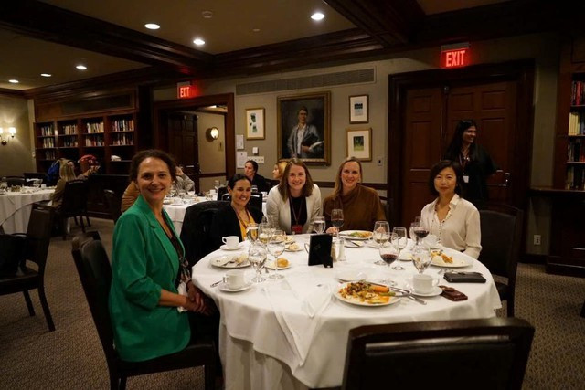 Soukromá večeře s vedoucími ženami v Harvard Faculty Clubu image005-6183.jpg