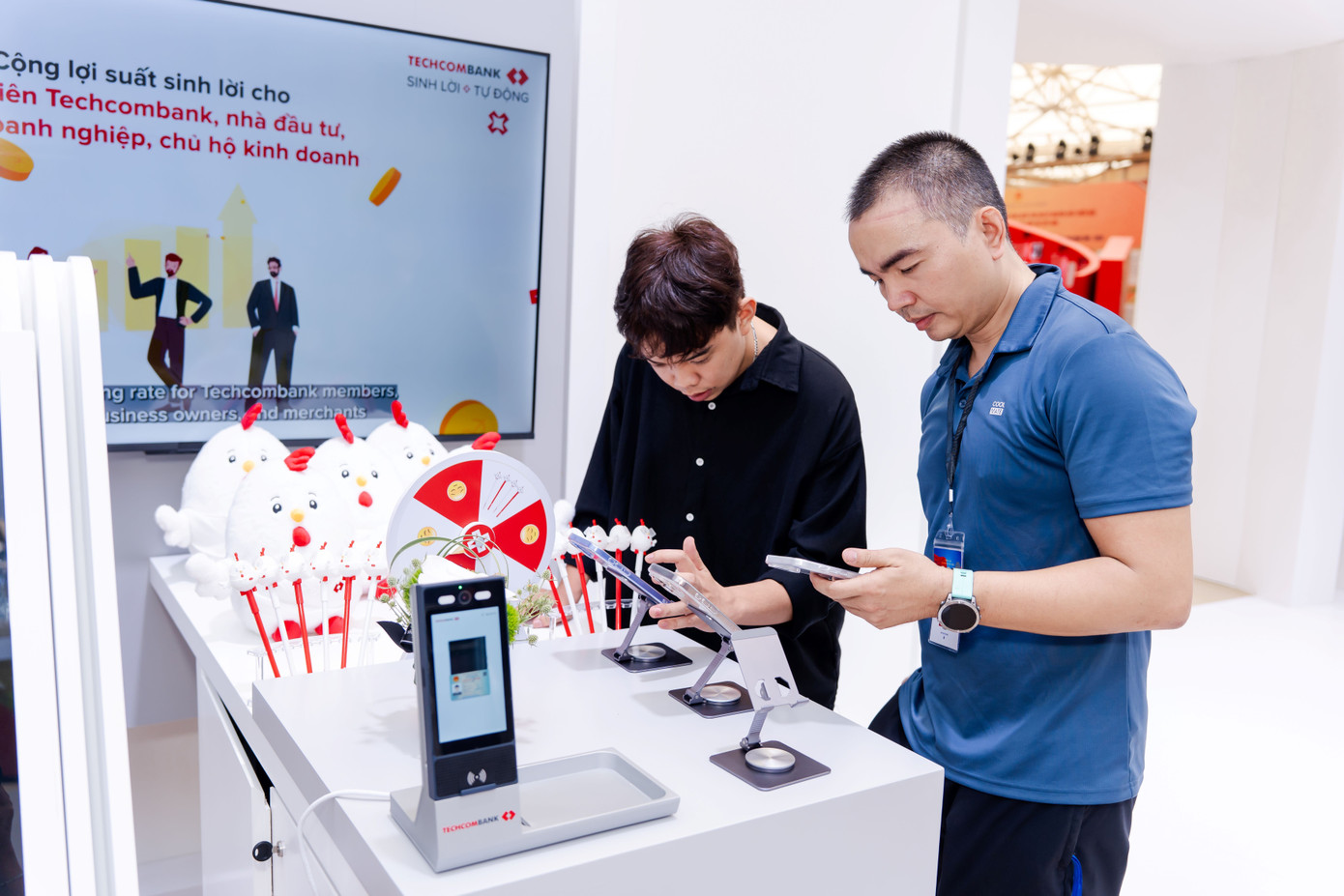 khach-tham-du-trai-nghiem-gian-trung-bay-techcombank.jpg