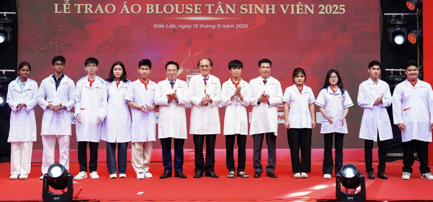 নতুন শিক্ষার্থীদের ব্লাউজ উপহার দেওয়ার অনুষ্ঠান anh-4.jpg