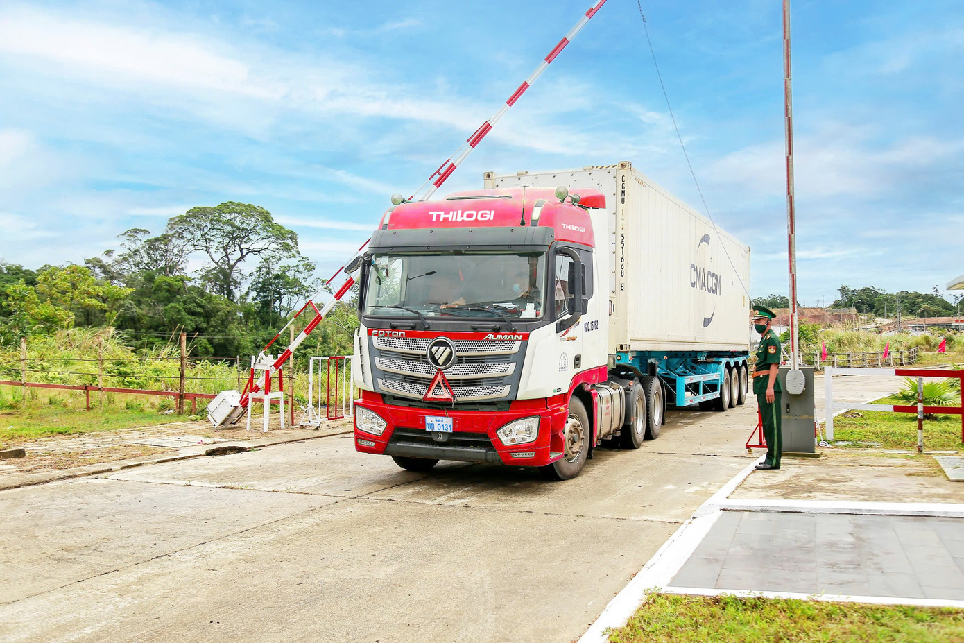 thilogi-van-chuyen-hang-hoa-tu-lao-xuat-khau-qua-cua-khau-quoc-te-nam-giang.jpg