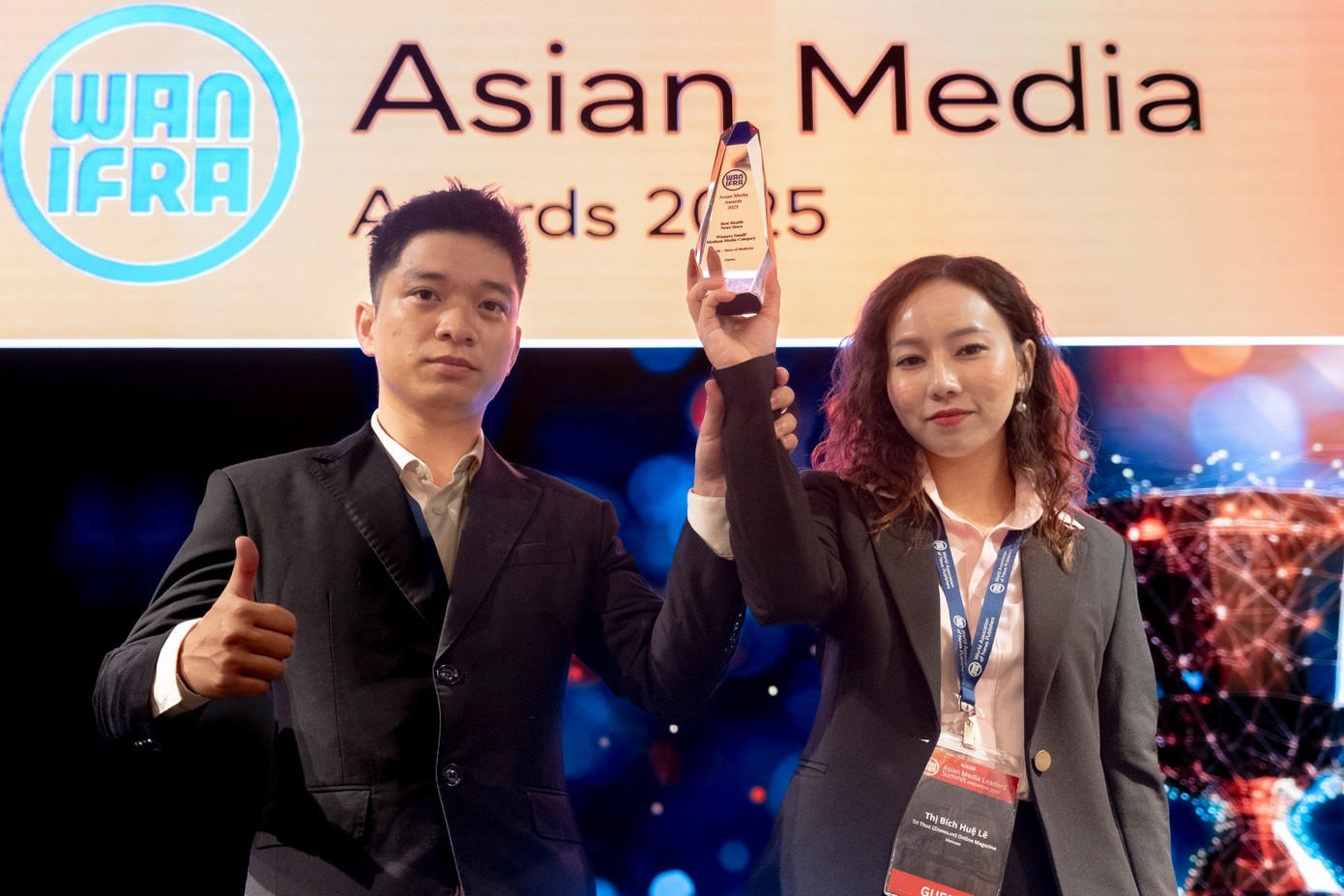 Đại diện Tri Thức - Znews nhận giải Best Health News Story gồm bà Lê Thị Bích Huệ, Trưởng ban; ông Nguyễn Duy Hiệu, Biên tập viên Trực quan.