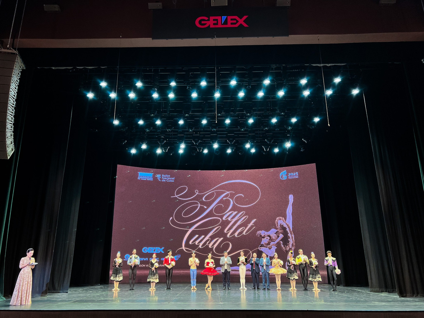 Ông Bùi Lê Khoa – Đại diện Tập đoàn GELEX cùng Ngài Phó Đại sứ Cuba tại Việt Nam và Giám đốc Nhà hát Hồ Gươm tặng hoa các Nghệ sĩ sau đêm biểu diễn 29/6.