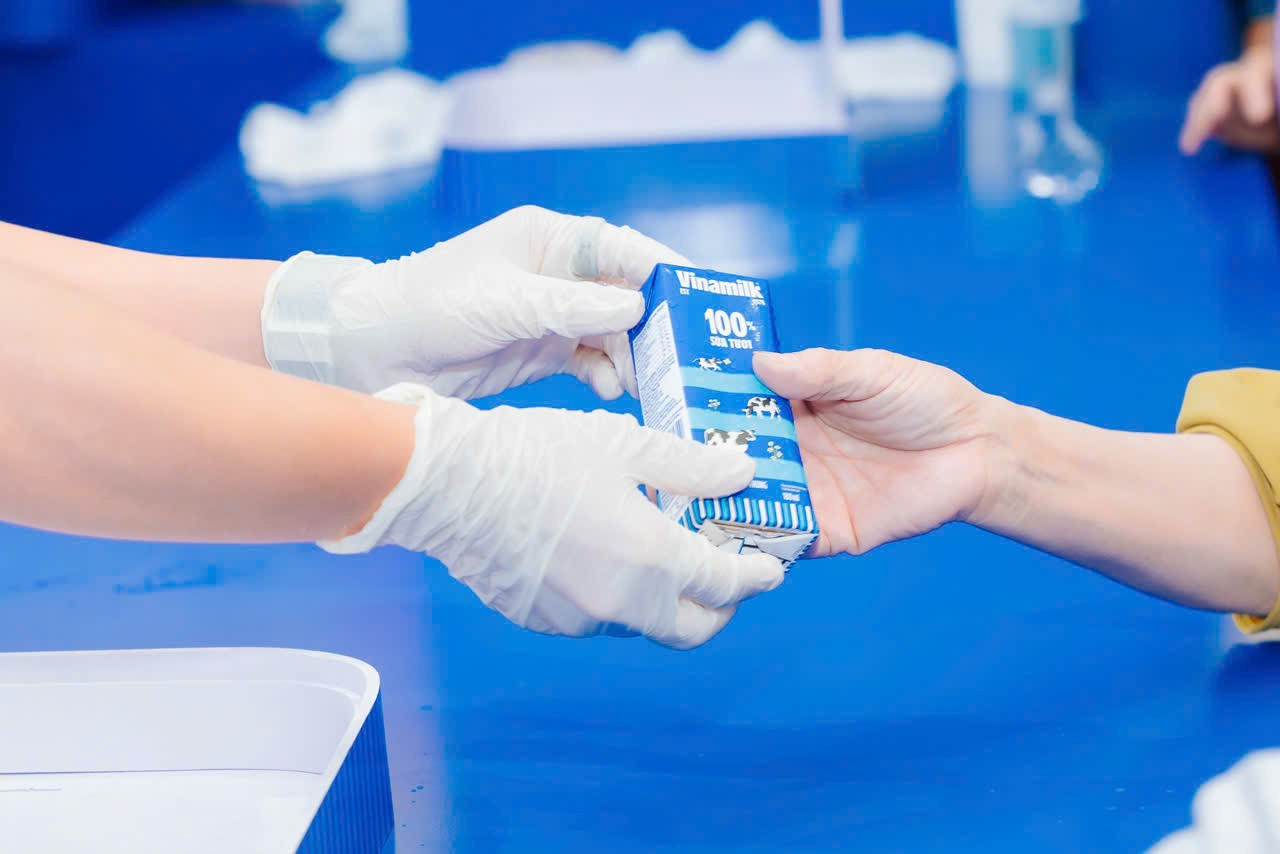 Các sản phẩm Vinamilk đến tay người tiêu dùng đều có thể truy xuất thông tin từ nguyên liệu đầu vào, quy trình sản xuất, đóng gói, vận chuyển đến điểm bán. Ảnh: Vi Nam anh-11a.jpg