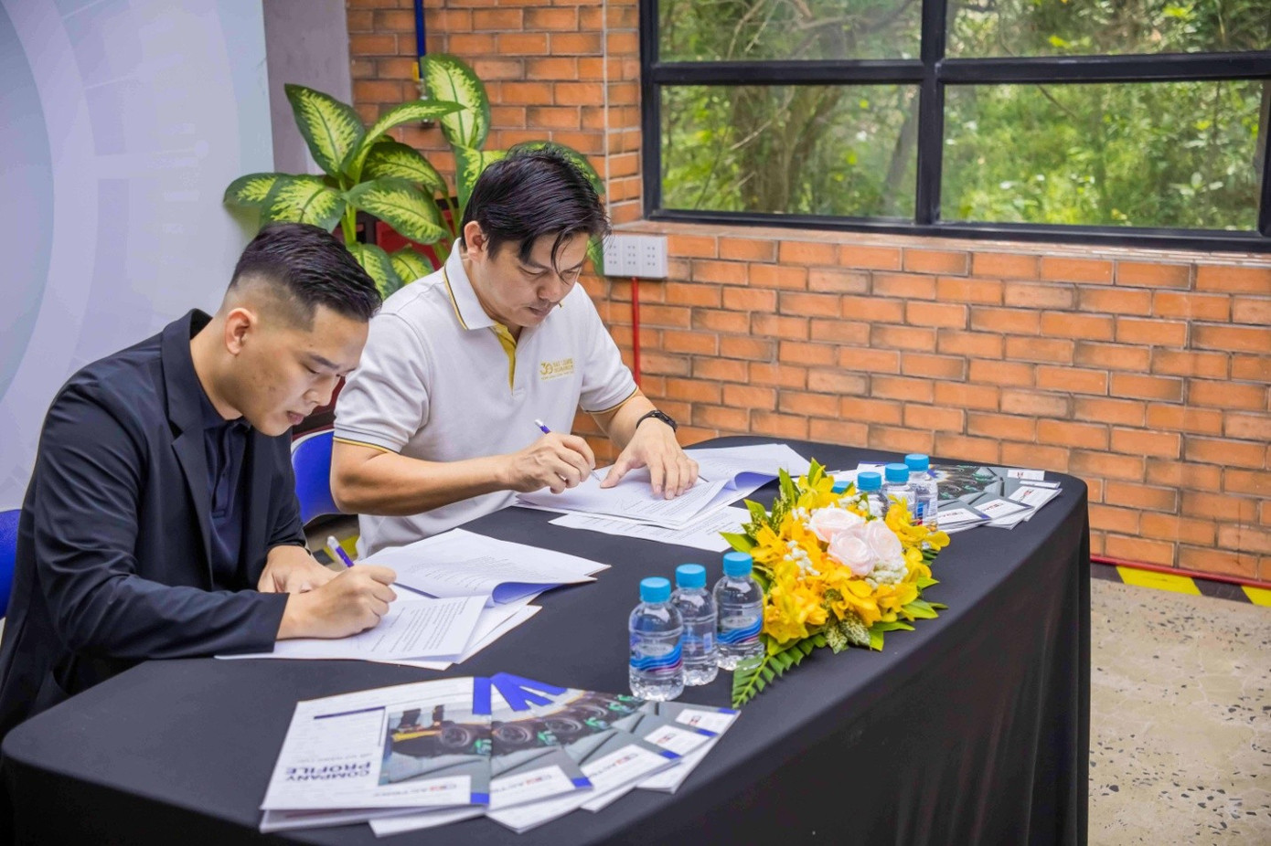 Đại diện B-Factory và Bảo hiểm Bảo Long Đông Sài Gòn chính thức ký hợp đồng hợp tác. image007.jpg