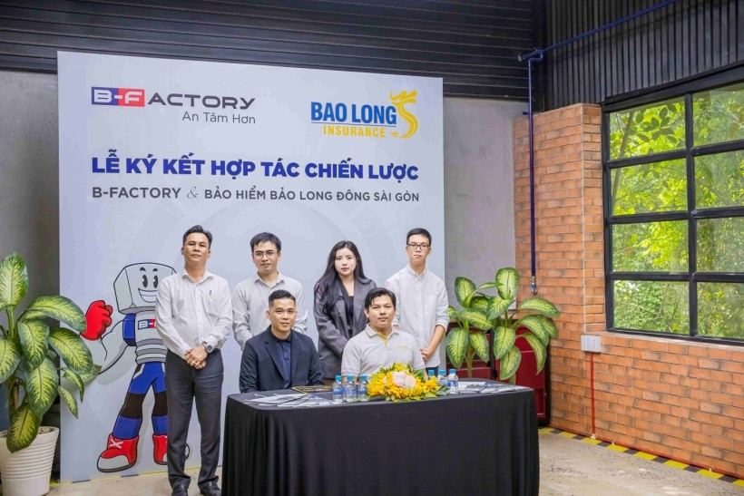 Đại diện B-Factory và Bảo hiểm Bảo Long Đông Sài Gòn tại lễ ký kết hợp tác. image001-6693.jpg