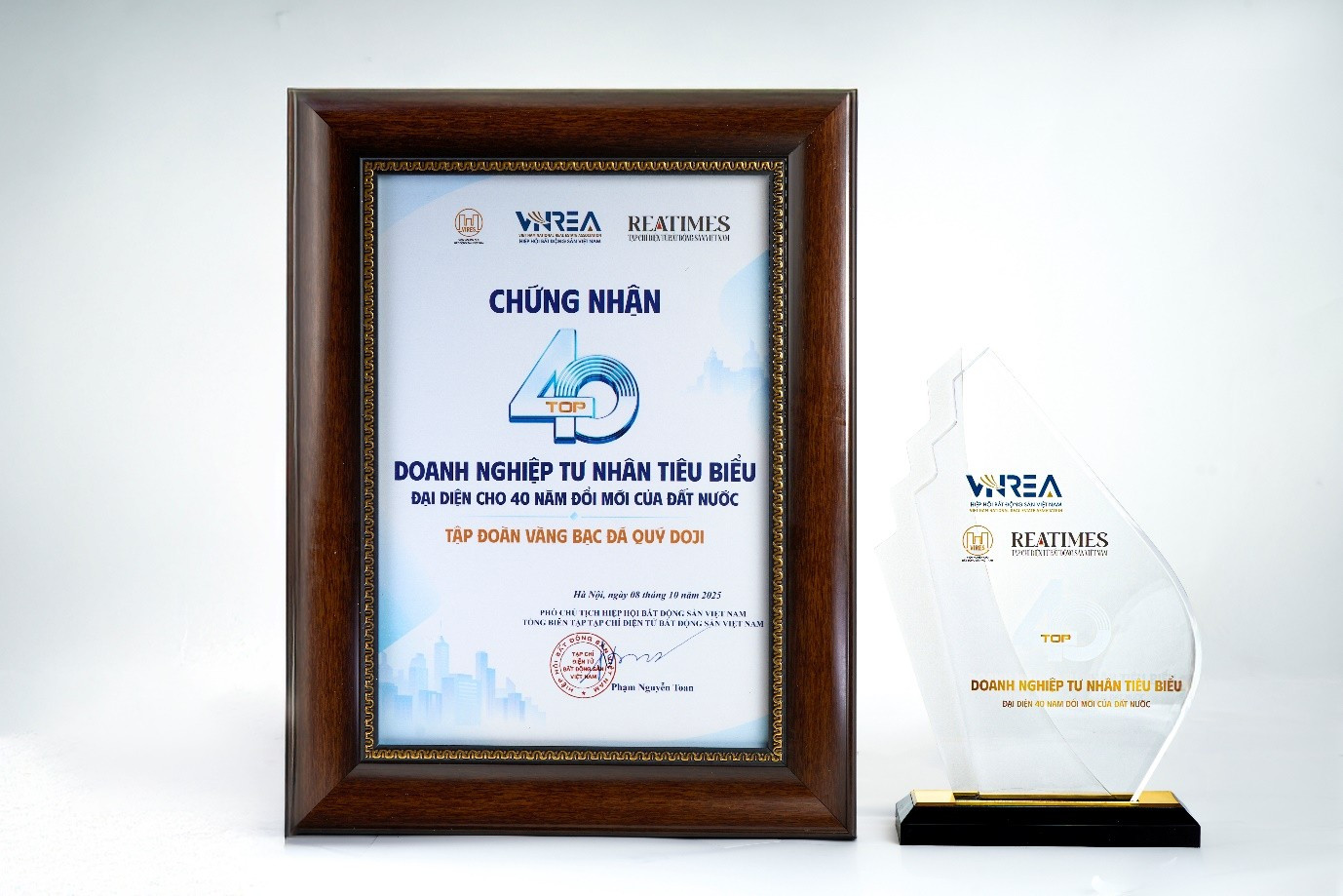 Bằng chứng nhận và kỷ niệm chương của Tập đoàn DOJI với danh hiệu “Top 40 doanh nghiệp tư nhân tiêu biểu đại diện 40 năm Đổi mới của đất nước”. image002.jpg
