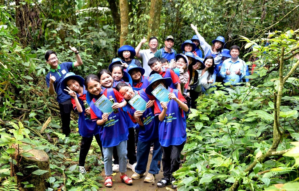 Students participating in the Mizuiku program experience nature outside of school. cac-em-hoc-sinh-tham-gia-chuong-trinh-mizuiku-duoc-trai-nghiem-thien-nhien-ben-ngoai-truong-hoc.jpg