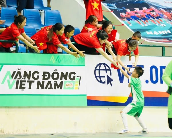 Cha mẹ chính là điểm tựa vững chắc, tạo điều kiện để con lớn khôn cùng thể thao. Ảnh: NVCC ban-sao-cua-524895673-1252158770035100-8125078058922925893-n.jpg