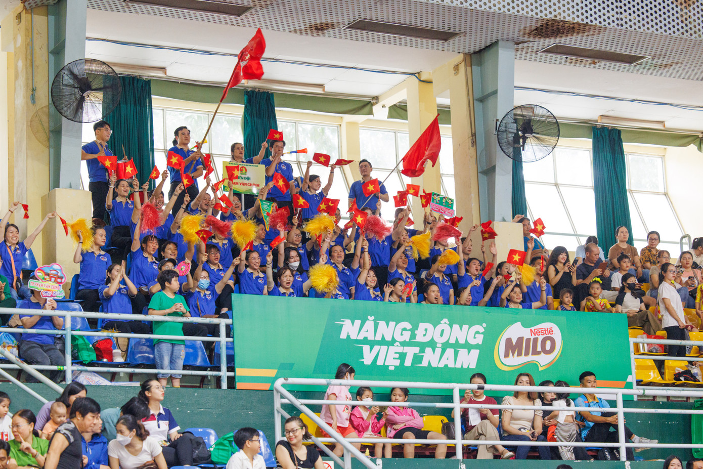 Hành trình con lớn khôn cùng thể thao luôn có cha mẹ đồng hành. Ảnh: NVCC ban-sao-cua-khong-khi-co-vu-soi-noi-tai-khu-vuc-khan-dai-da-tiep-y-chi-cho-cac-em-hoc-sinh-no-luc-thi-dau-het-minh.jpg