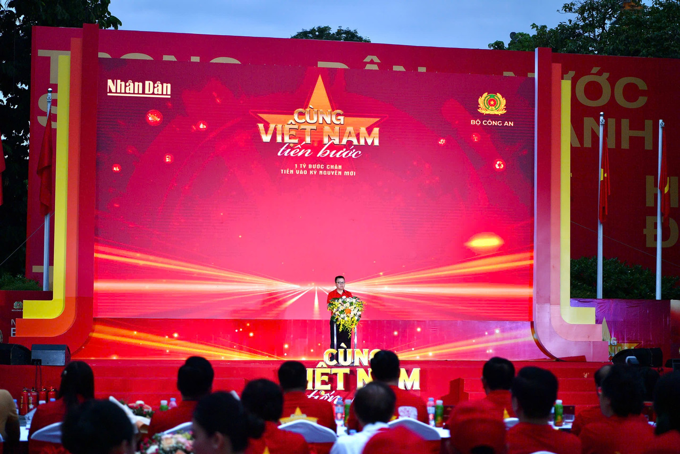 vcb-cung-viet-nam-tien-buoc-1.jpg
