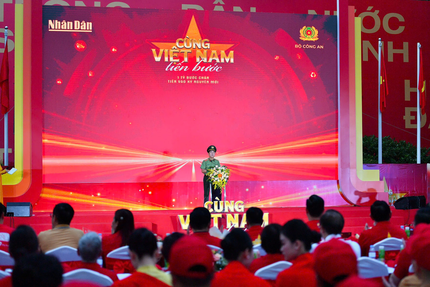 vcb-cung-viet-nam-tien-buoc-2.jpg