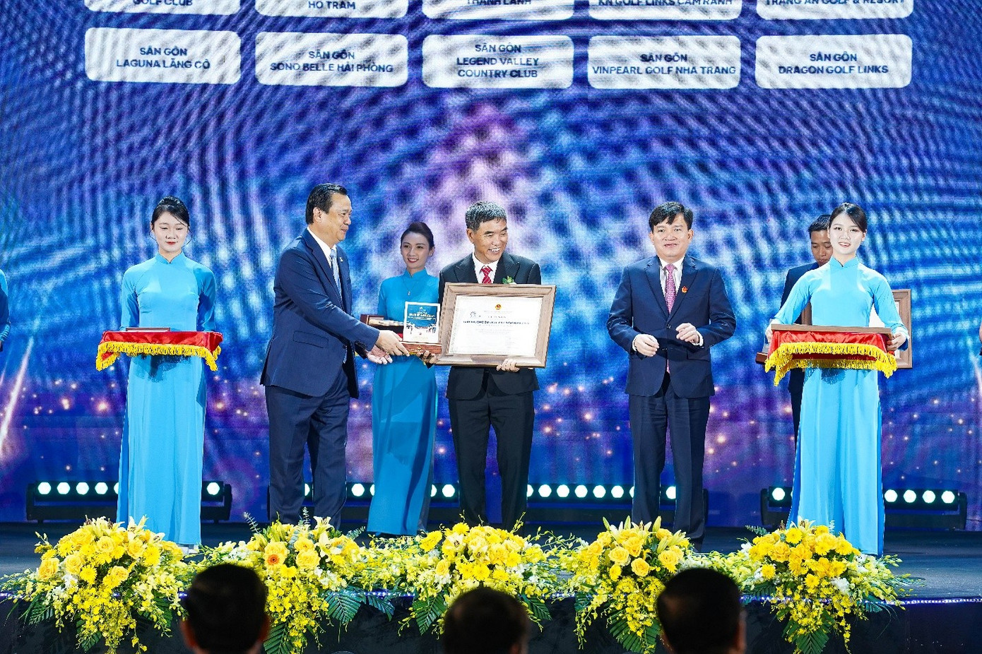 លោក Nguyen Duc Long Hung - អ្នកគ្រប់គ្រងទូទៅនៃ KN Golf Links បានទទួលវិញ្ញាបនបត្រពីគណៈកម្មាធិការរៀបចំ image001.jpg