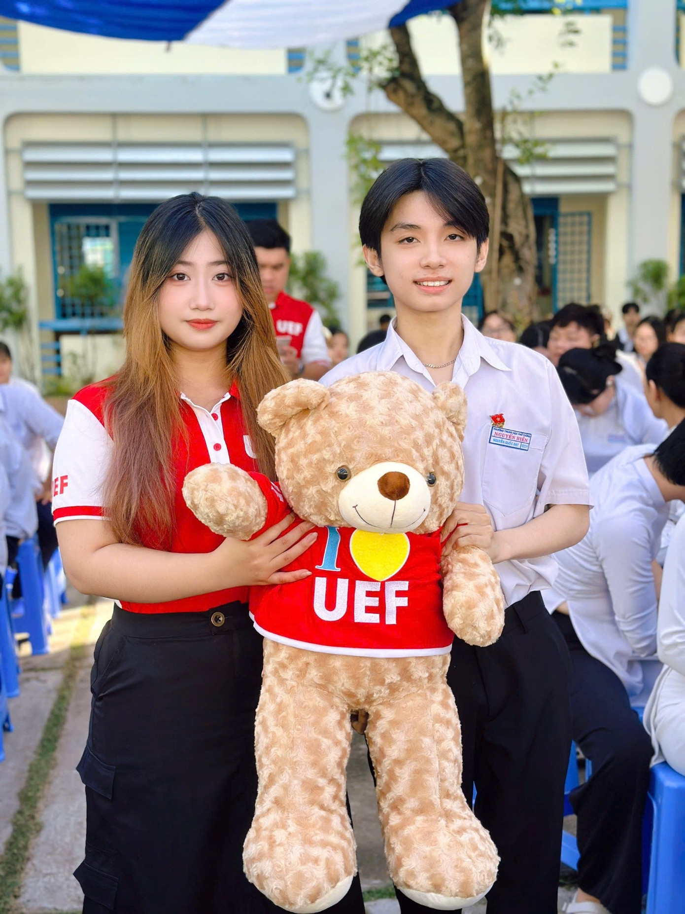 ທຶນການສຶກສາຂັ້ນຕົ້ນຂອງ UEF ສະເຫນີຂໍ້ດີຫຼາຍຢ່າງສໍາລັບການຈົບການສຶກສາຂອງນັກຮຽນມັດທະຍົມ. image005-2893.jpg