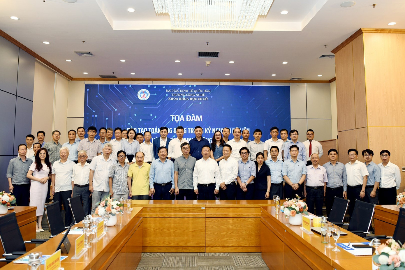 National Economics University consults mathematicians and scientists about the applied mathematics training program. 0819-anh-dh-ktqd.jpg