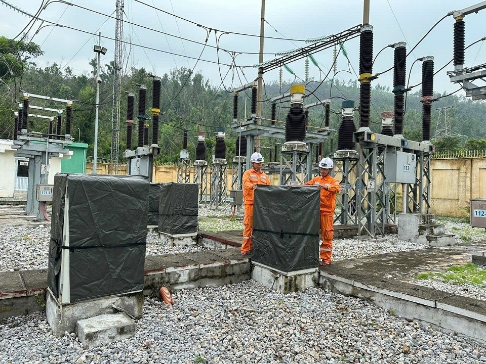 cong-nhan-tba-110-kv-gieng-day-pc-quang-ninh-thuc-hien-chang-chong-thiet-bi-phong-chong-con-bao-so-3.jpg