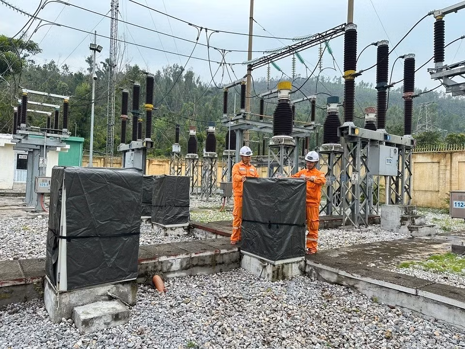 cong-nhan-tba-110-kv-gieng-day-pc-quang-ninh-thuc-hien-chang-chong-thiet-bi-phong-chong-con-bao-so-3.jpg