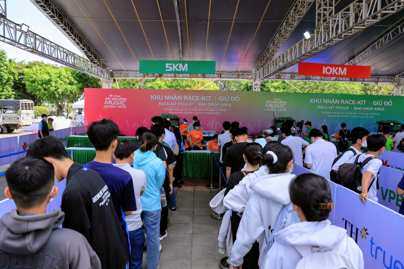 Hàng nghìn runner check-in nhận BIB thi đấu giải chạy VPBank Đất Sen Hồng Music Marathon 2025 b2-anh-1.jpg