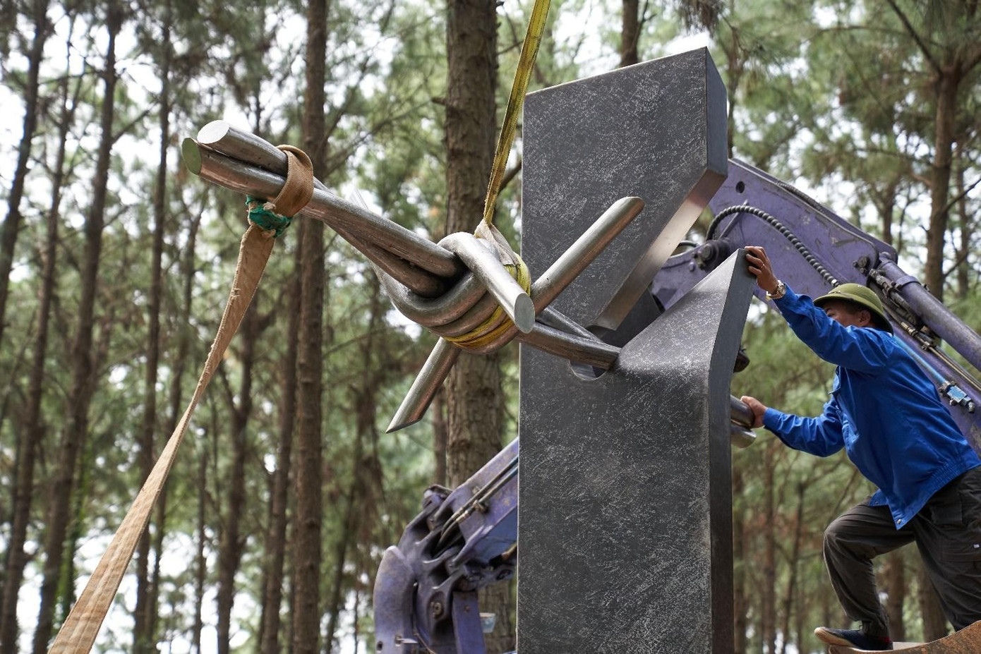 Tác phẩm Không Giới Hạn được sắp đặt giữa rừng thông Đại Lải 100 năm tuổi. Ảnh: Flamingo image003.jpg