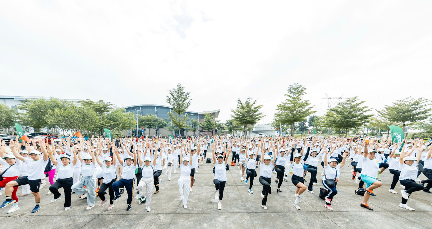 朝の体操パフォーマンスには1,000人以上が参加し、地域健康トレーニングの精神を広めました。 hon-1000-nguoi-tham-gia-dong-dien-the-duc-buoi-sang-lan-toa-tinh-than-ren-luyen-suc-khoe-cong-dong.jpg
