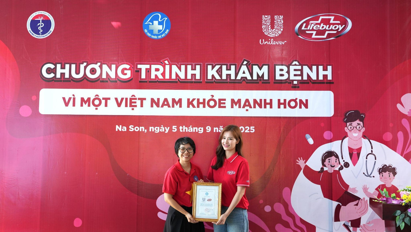 តំណាងសមាគមគ្រូពេទ្យវ័យក្មេងបានផ្តល់វិញ្ញាបនបត្រនៃគុណសម្បត្តិដល់ម៉ាក Lifebuoy សម្រាប់ការរួមចំណែករបស់ខ្លួនក្នុងកម្មវិធីនេះ។ image005.jpg
