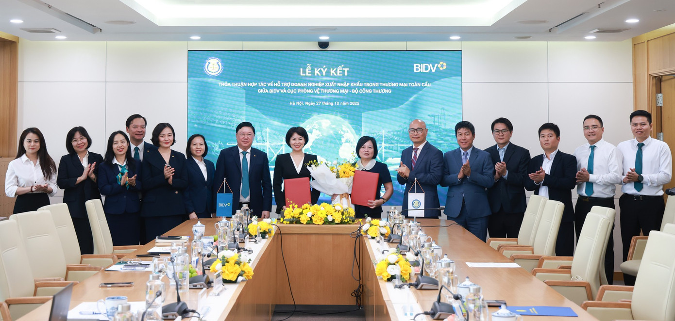 dai-dien-bidv-va-cuc-phong-ve-thuong-mai-ky-ket-thoa-thuan-hop-tac.jpg