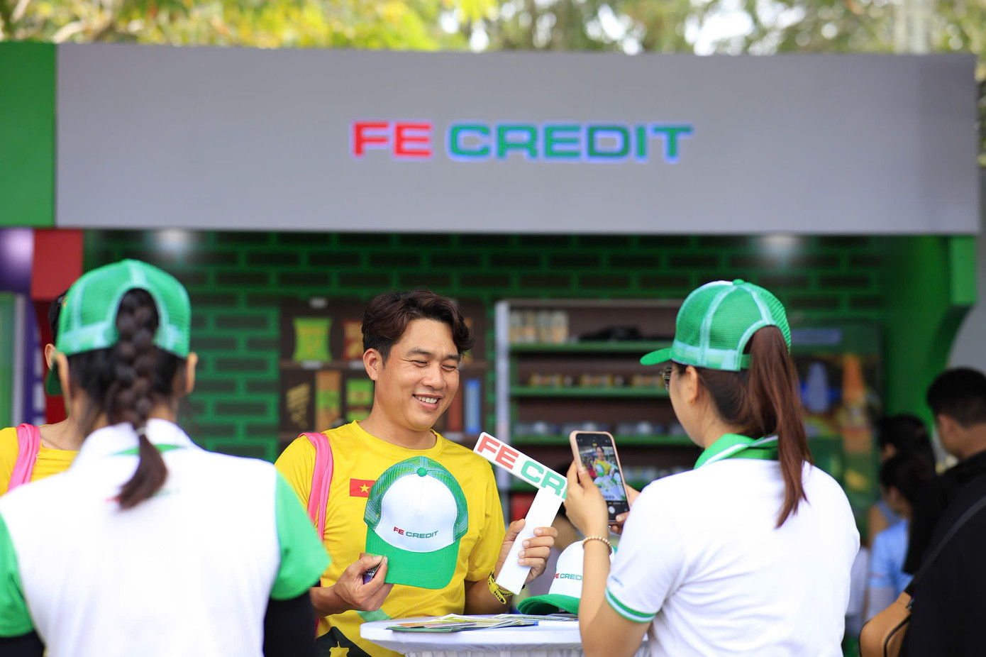 وقد أعجب الزوار بصورة العلامة التجارية FE CREDIT الشبابية والمتصلة بقوة. minh-hoa-4-bo-1.jpg