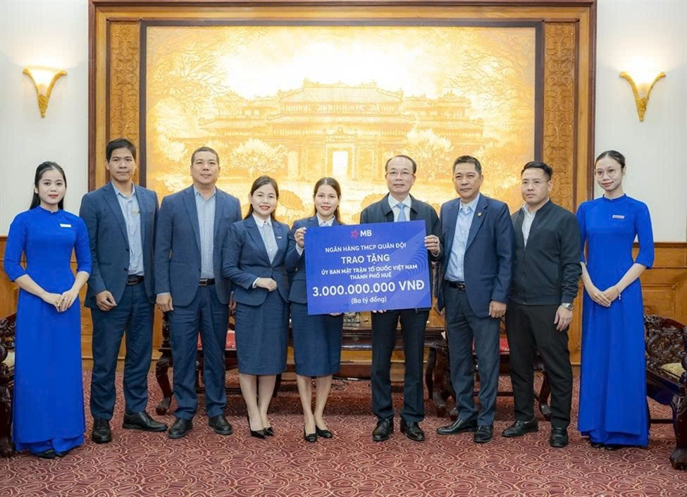 Ngân hàng TMCP Quân đội đóng góp 3 tỷ đồng hỗ trợ thành phố Huế khắc phục hậu quả thiên tai ảnh 1