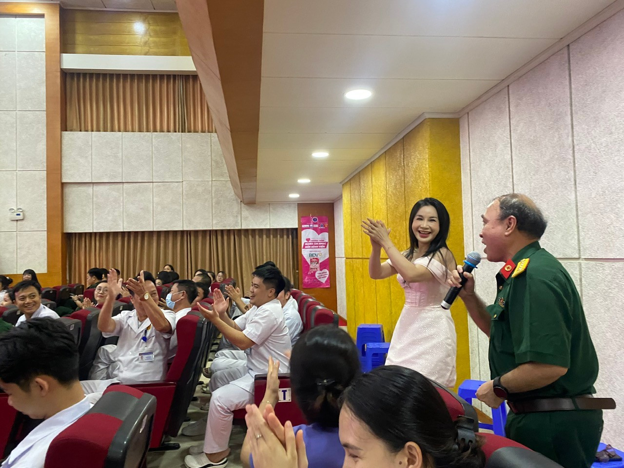 Ca sỹ giao lưu, hát cùng với y bác sỹ tại Bệnh viện Quân y 354. Ảnh: Q.T image003.jpg