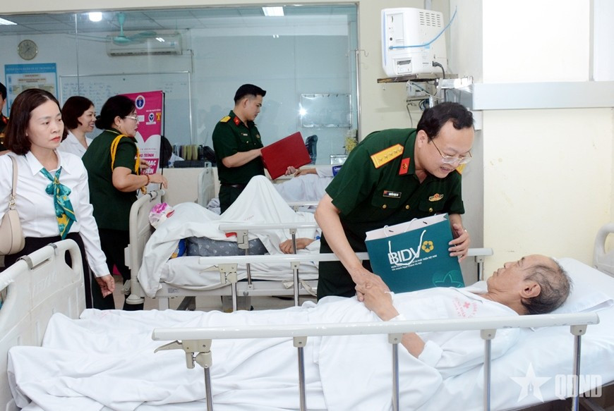 Thiếu tướng Nguyễn Đình Chiêu, Phó chính ủy Tổng cục Hậu cần - Kỹ thuật và Đại tá Nguyễn Ngọc Du, Chính ủy Bệnh viện Quân y 354 tặng quà, động viên tặng quà BIDV tài trợ cho bệnh nhân điều trị tại Khoa Thần kinh. Ảnh: Văn Chiển image001.jpg
