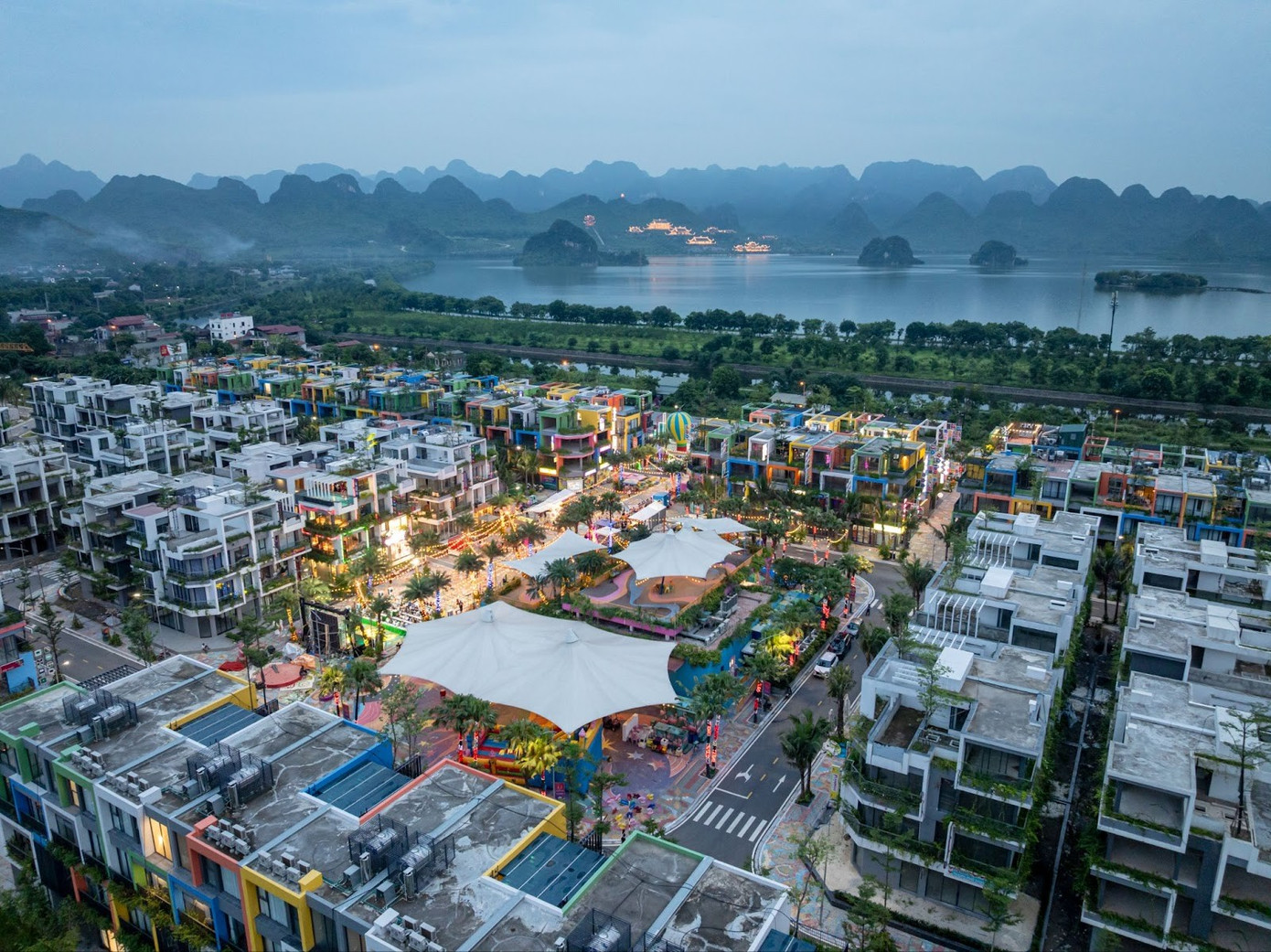 Flamingo Golden Hill đối diện quần thể Tam Chúc mỗi năm đón hàng triệu lượt khách du lịch. Ảnh: CĐT image005.jpg