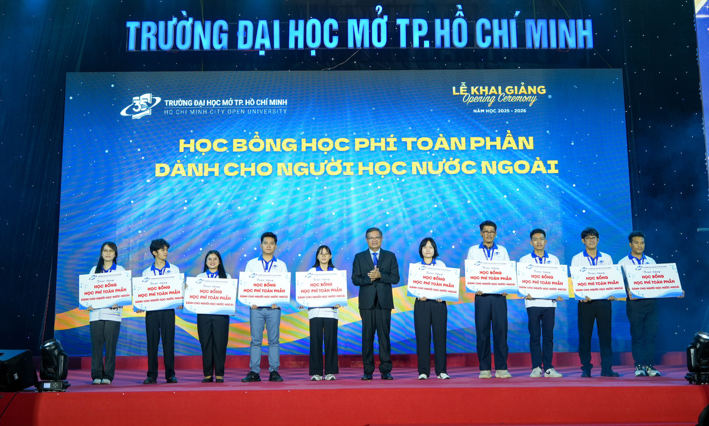 Le professeur Nguyen Minh Ha, directeur de l'Université ouverte de Hô-Chi-Minh-Ville, a accordé des bourses d'entrée à d'excellents nouveaux étudiants. oun05561.jpg