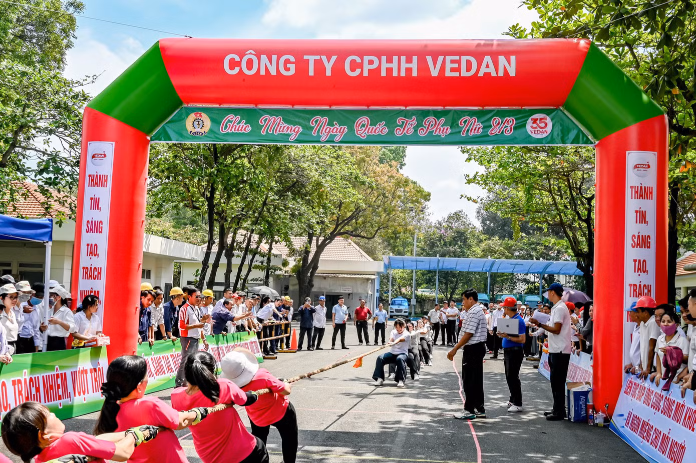 hoi-thi-keo-co-nu-nhan-duoc-su-tham-gia-va-co-vu-nhiet-liet-cua-cb-cnv.jpg